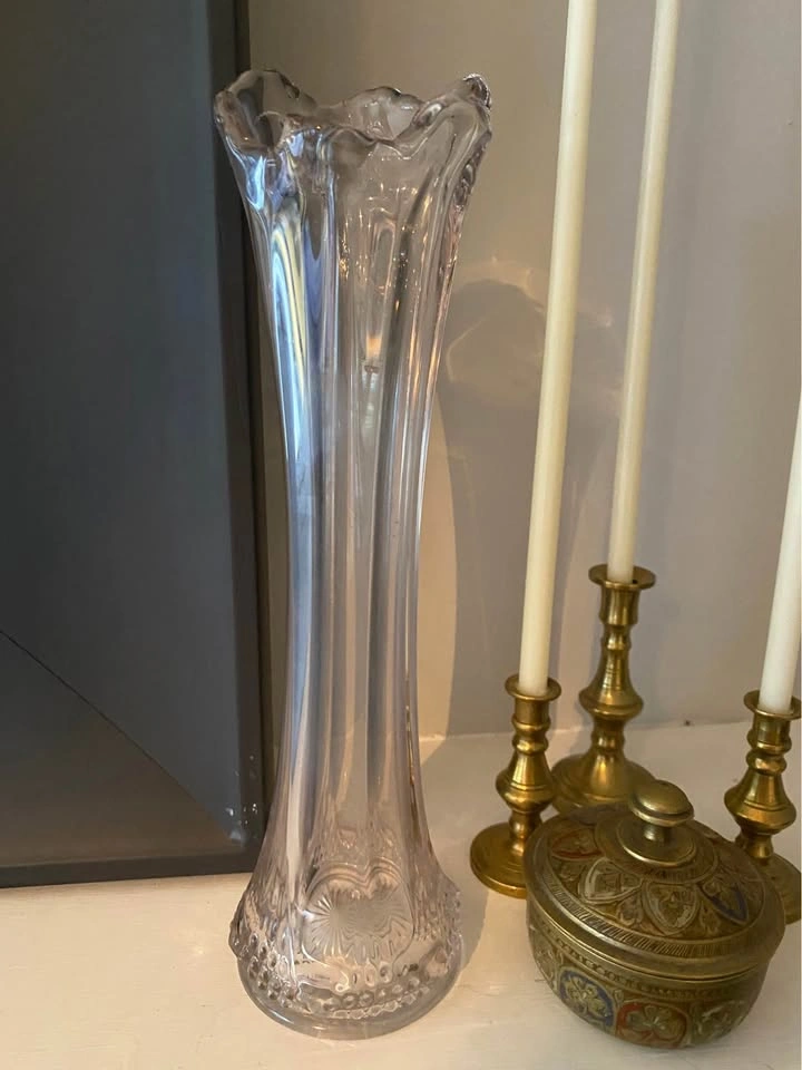 Rare Find! Vintage EAPG Pale Lavender/Amethyst Swung Vase - photo 3