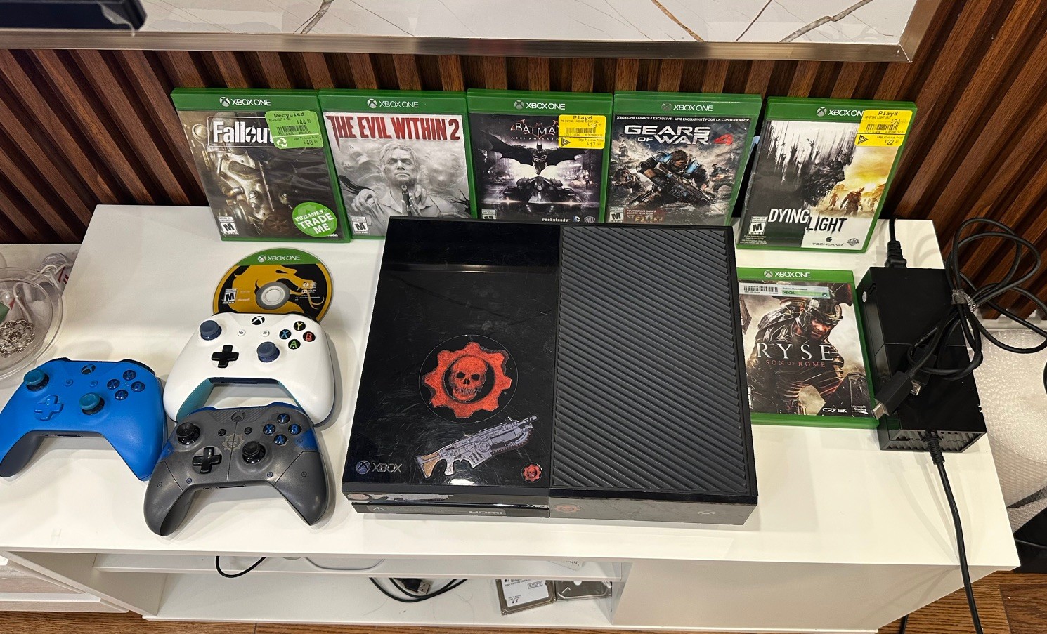 Microsoft Xbox One 500GB Bundle 3 Controllers 7 Games
