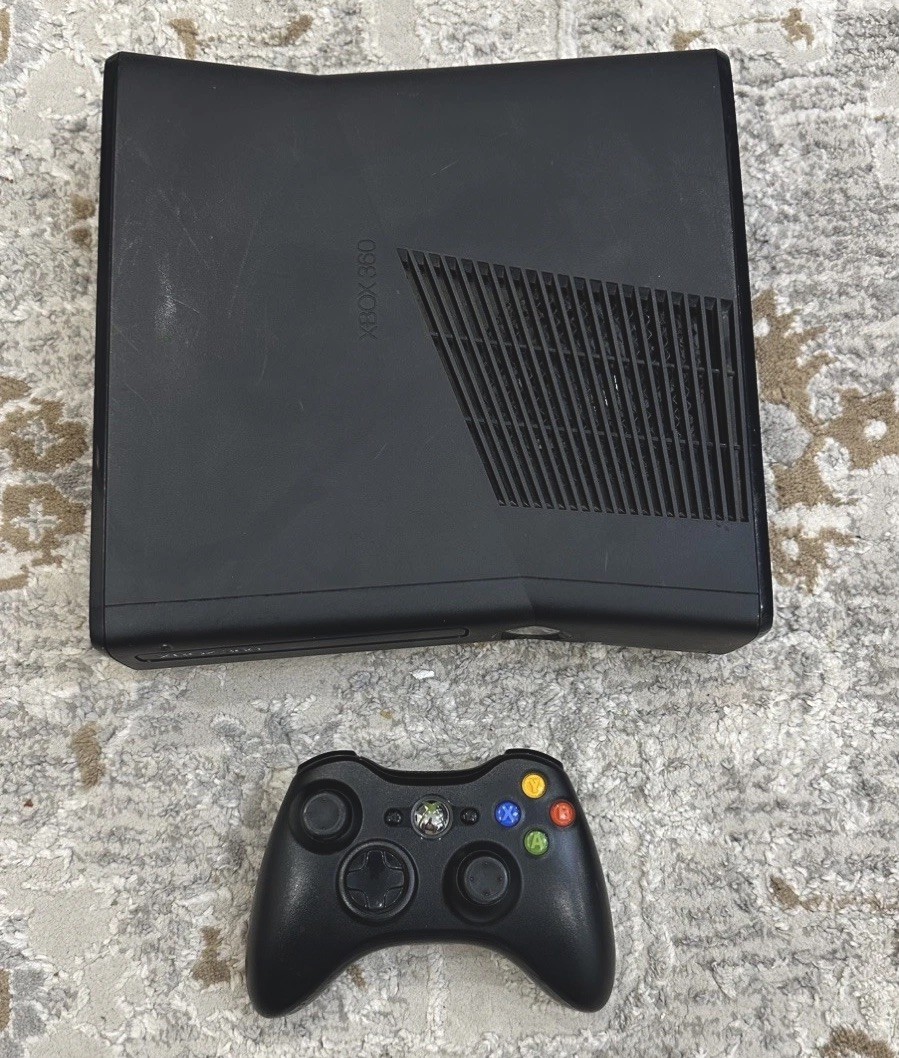 Microsoft Xbox 360 S 4GB Console - Black (1439) with controller