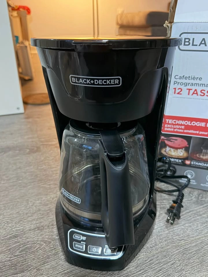 Black Decker 12 cup programable coffee maker - photo 3