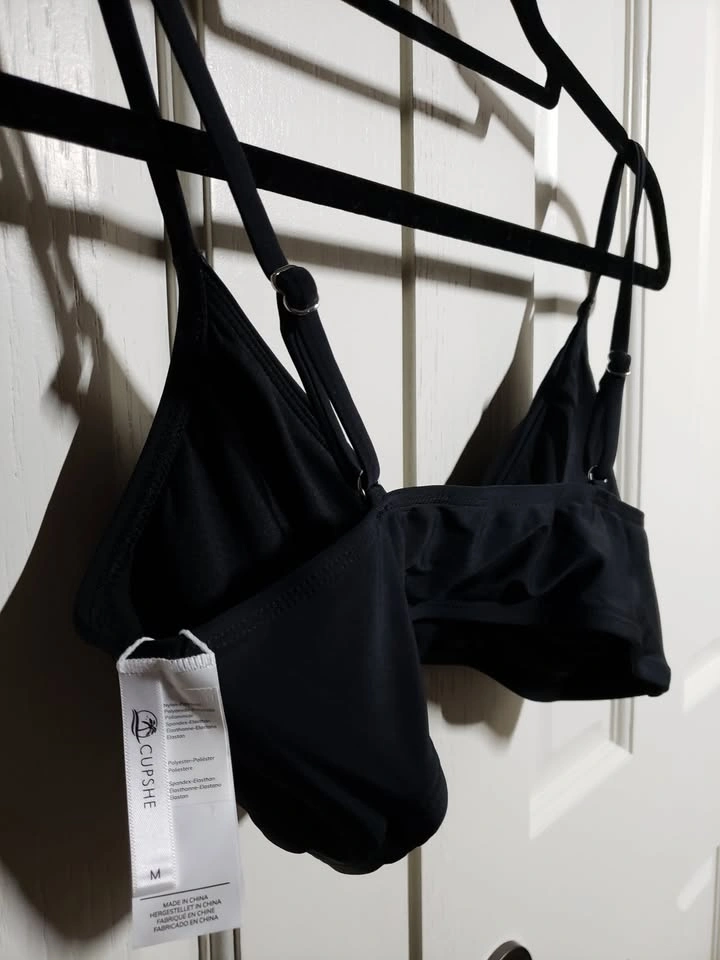 ⚽ NEW! Cupshe Black V-Neck Twist Bikini Top (M) - photo 2