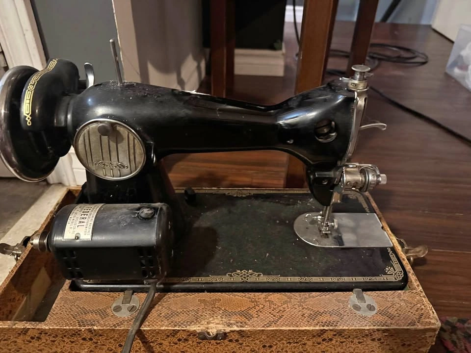 ANTIQUE SEWING MACHINE