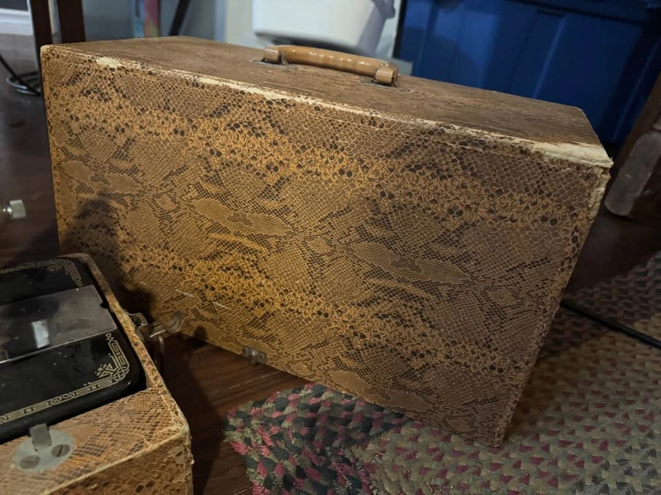 ANTIQUE SEWING MACHINE - photo 2