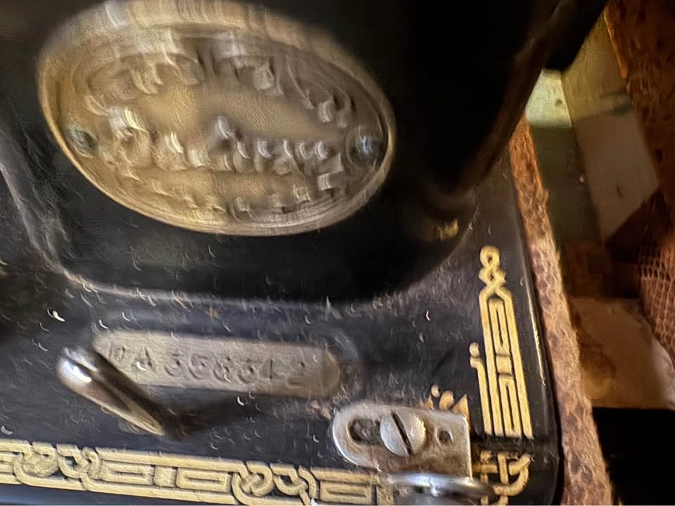 ANTIQUE SEWING MACHINE - photo 4