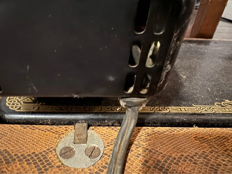 ANTIQUE SEWING MACHINE - photo 5