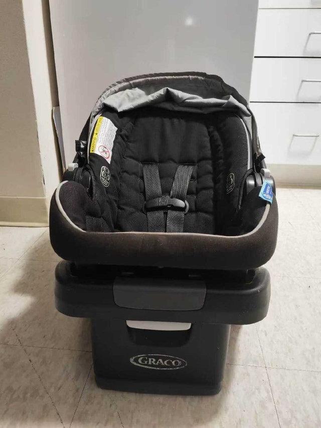 Lightweight Graco Infant Car Seat with Base - Exp 2029