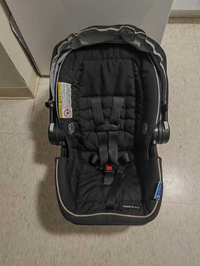 Lightweight Graco Infant Car Seat with Base - Exp 2029 - photo 2