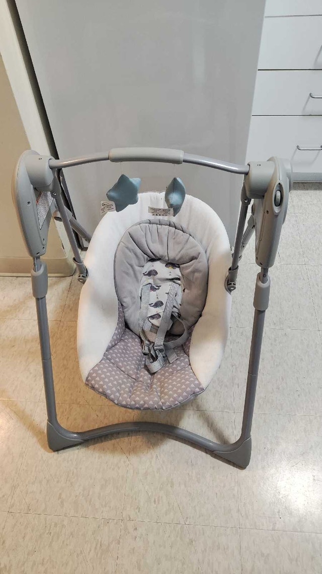 Graco Slim Spaces Compact Baby Swing