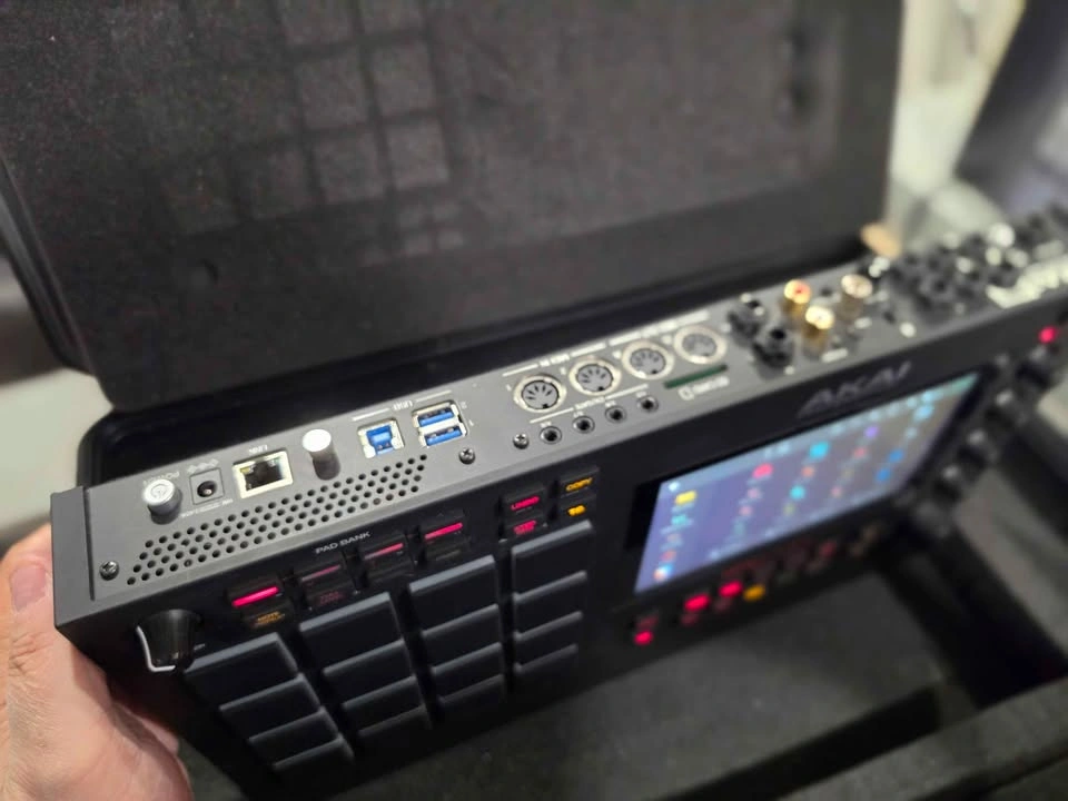 Akai MPC Live II Mint w/ Hard Case - photo 4