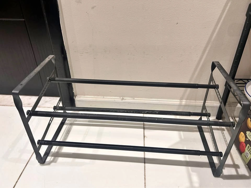 Extendable shoe rack