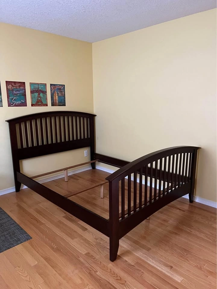 Queen bedroom set (solid hardwood) - photo 2