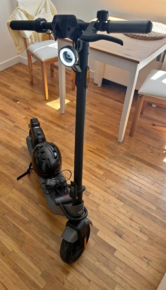 NIU KQi2 Pro Electric Scooter – Like New + Lock + Helmet