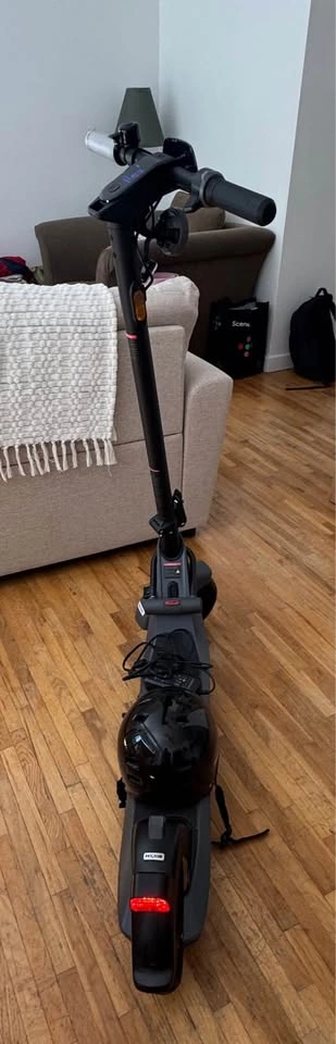 NIU KQi2 Pro Electric Scooter – Like New + Lock + Helmet - photo 2