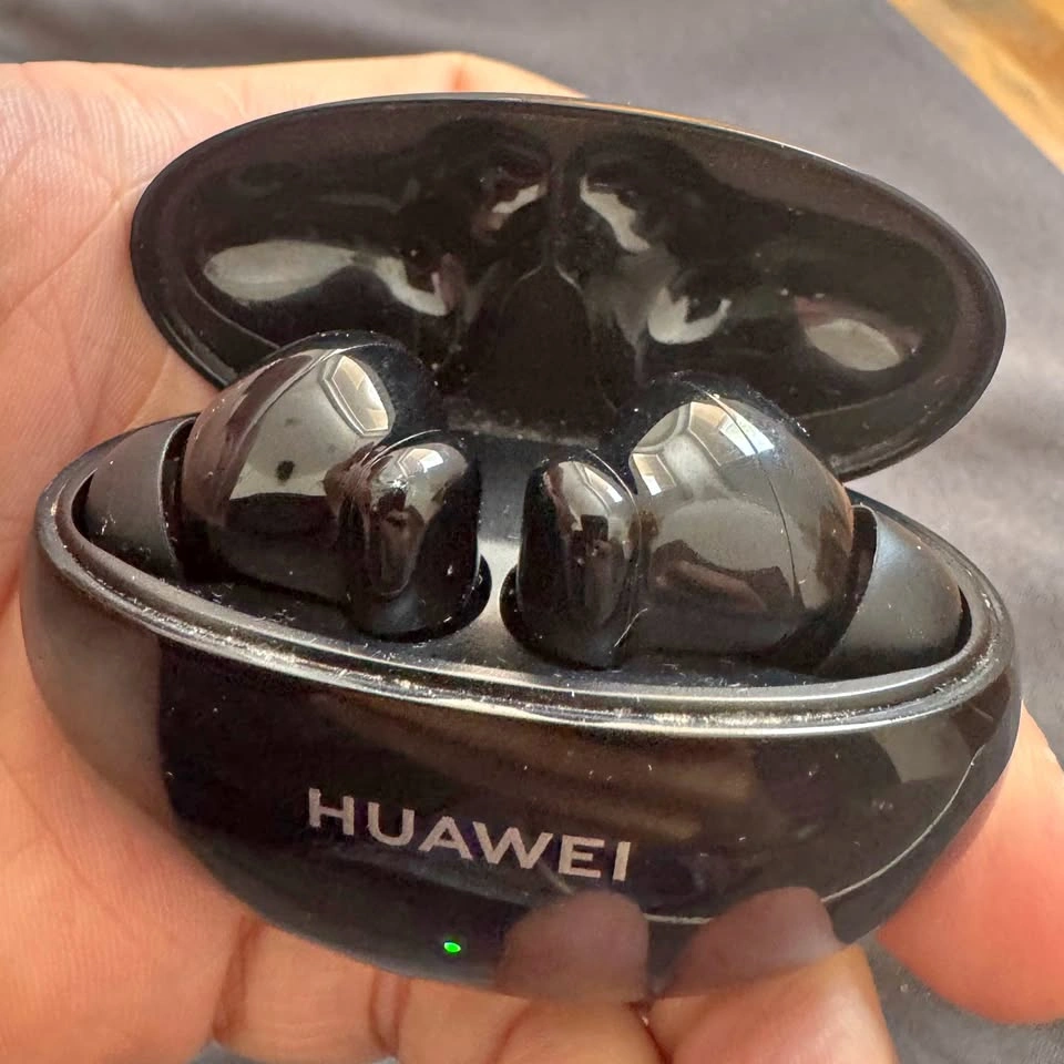 Wireless Earbuds Lot Huawei and pTron