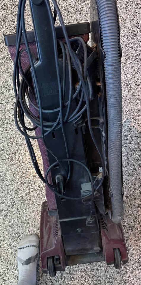 Working Vacuum Cleaner Lot – Royal Commercial & Hoover Elite - photo 4