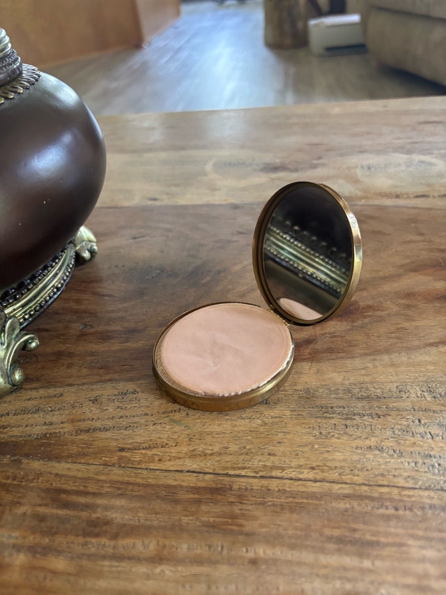 Margaret Rose Vintage 50’s Powder Compact - photo 3