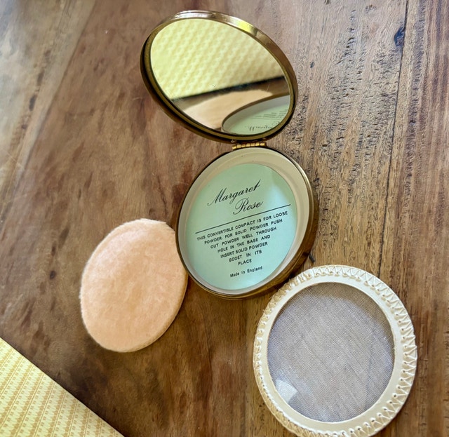 Margaret Rose Vintage 50’s Powder Compact - photo 4