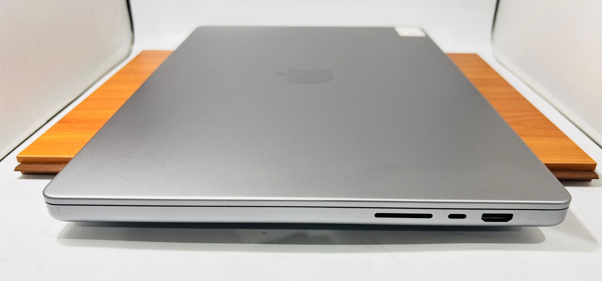 Apple MacBook Pro 16-inch M1 PRO 16GB 512GB Fully Functional - photo 2