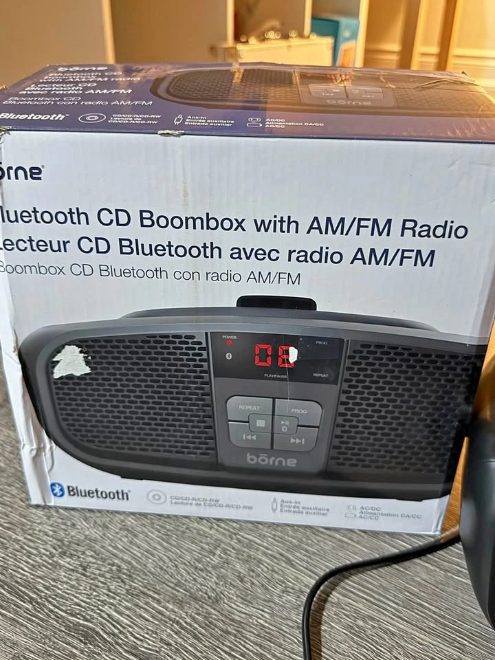 Borne Bluetooth CD Boombox AM/FM Radio