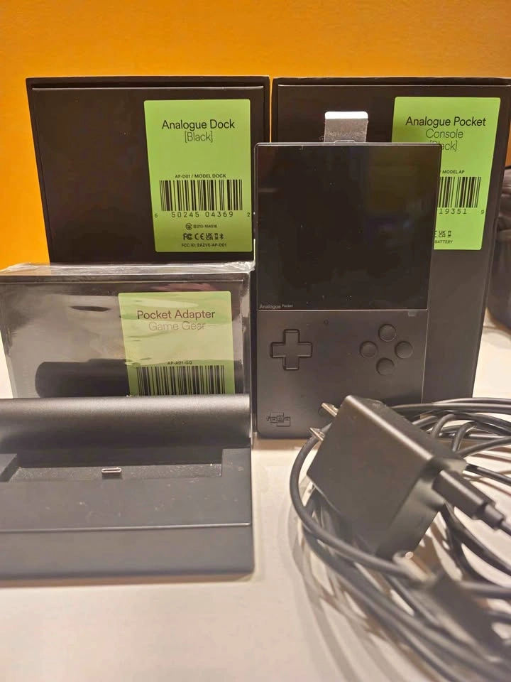 Analogue Pocket + Dock + Game Gear Adapter