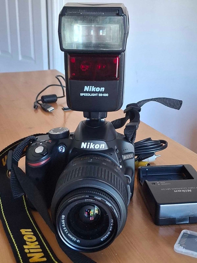 Nikon D3200 DSLR (24MP)+18-55mm VR lens, low shutter count
