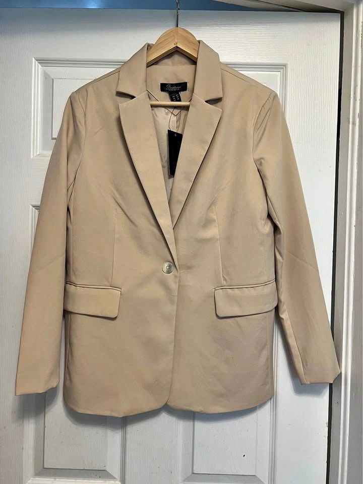 ⚽ Brand new cream Blazer