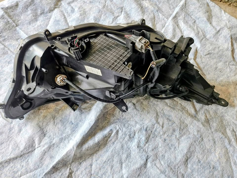 OEM Toyota RAV4 Driver side Front LED Headlight Assembly - photo 2
