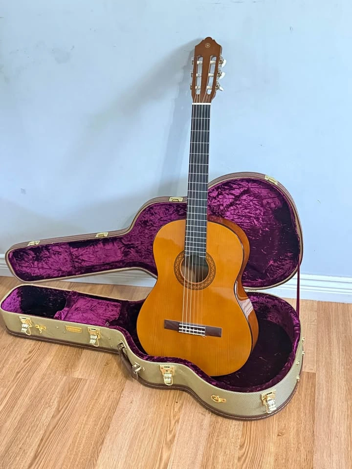 Yamaha C40 classical guitar with hard shell case