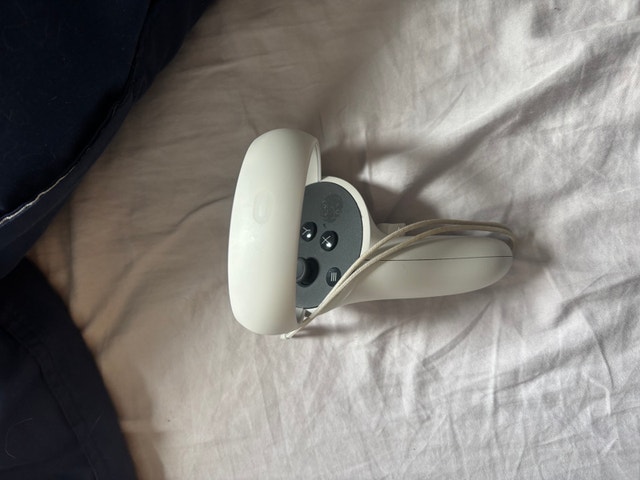 Meta Quest 2 headset and controls - photo 2