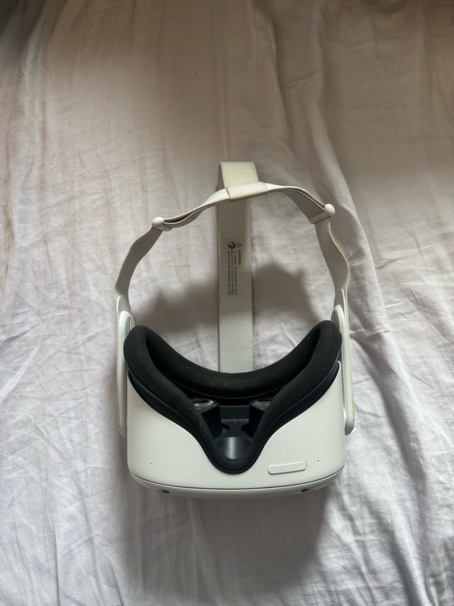 Meta Quest 2 headset and controls - photo 3