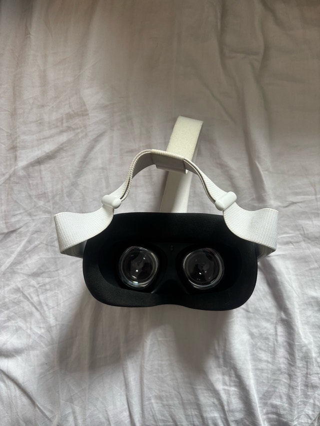 Meta Quest 2 headset and controls - photo 4
