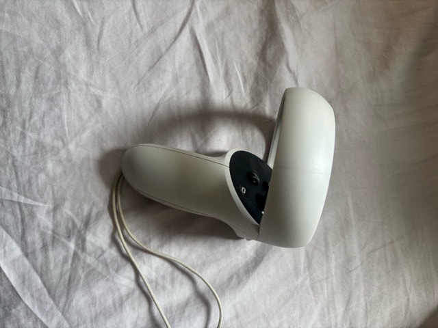 Meta Quest 2 headset and controls - photo 5