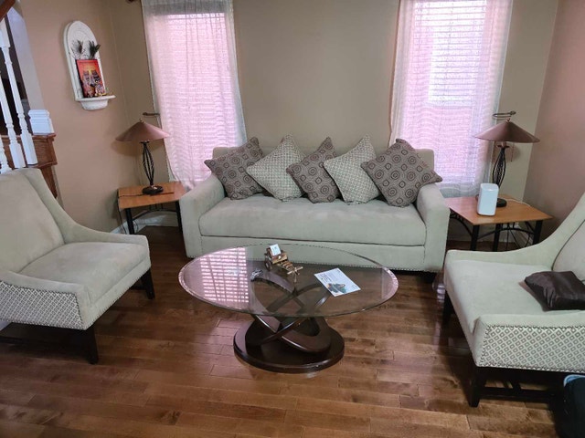 SOLD PENDING PICKUP Living Room Set