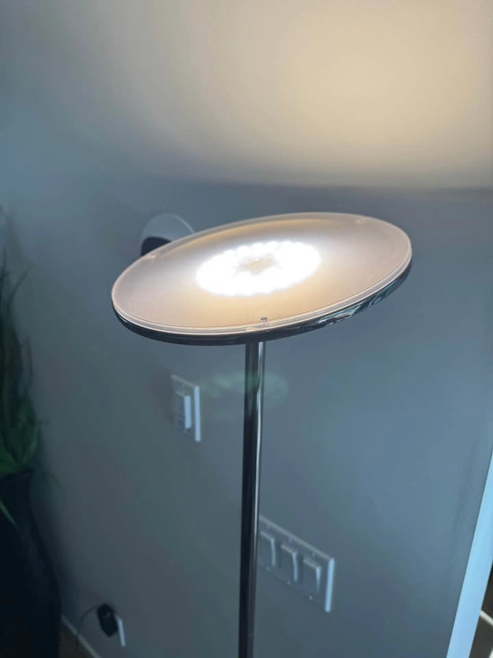 Sleek Floor Lamp - photo 3