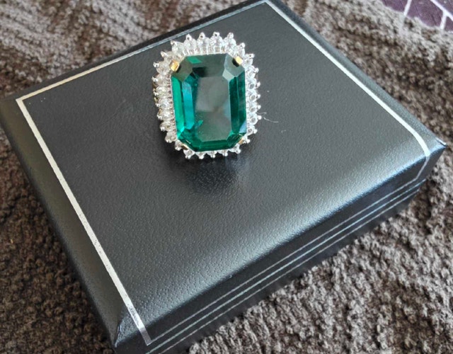 Emerald looking Cocktail Ring - photo 2