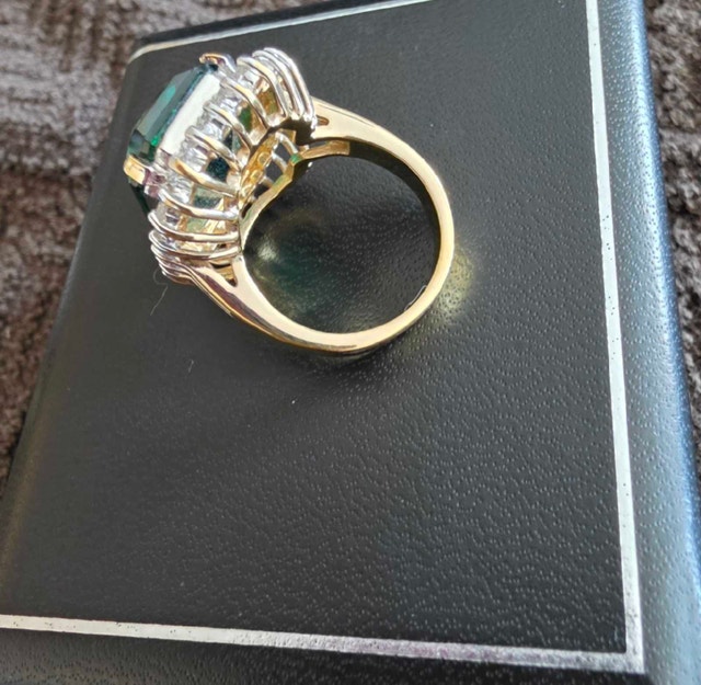 Emerald looking Cocktail Ring - photo 3