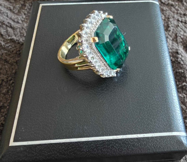 Emerald looking Cocktail Ring - photo 4