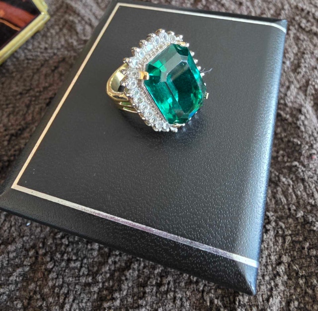 Emerald looking Cocktail Ring - photo 5