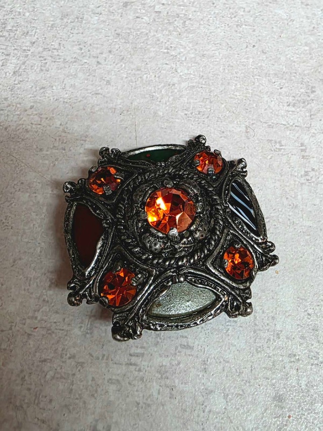 Vintage Style Brooch with Amber-Colored Rhinestones - photo 4