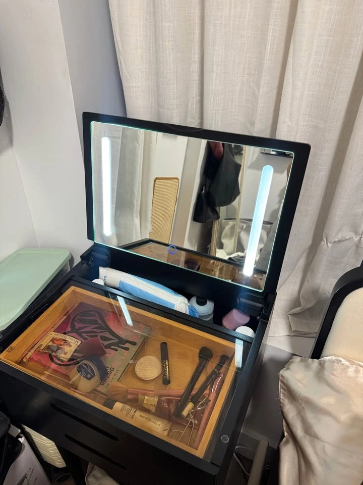 Makeup Vanity - photo 2