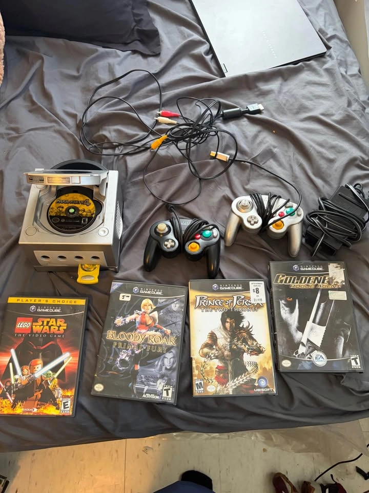 GameCube Console Set - Mario Party 4, Bloody Roar, 2 Controllers