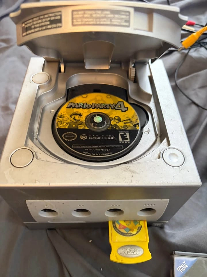 GameCube Console Set - Mario Party 4, Bloody Roar, 2 Controllers - photo 2