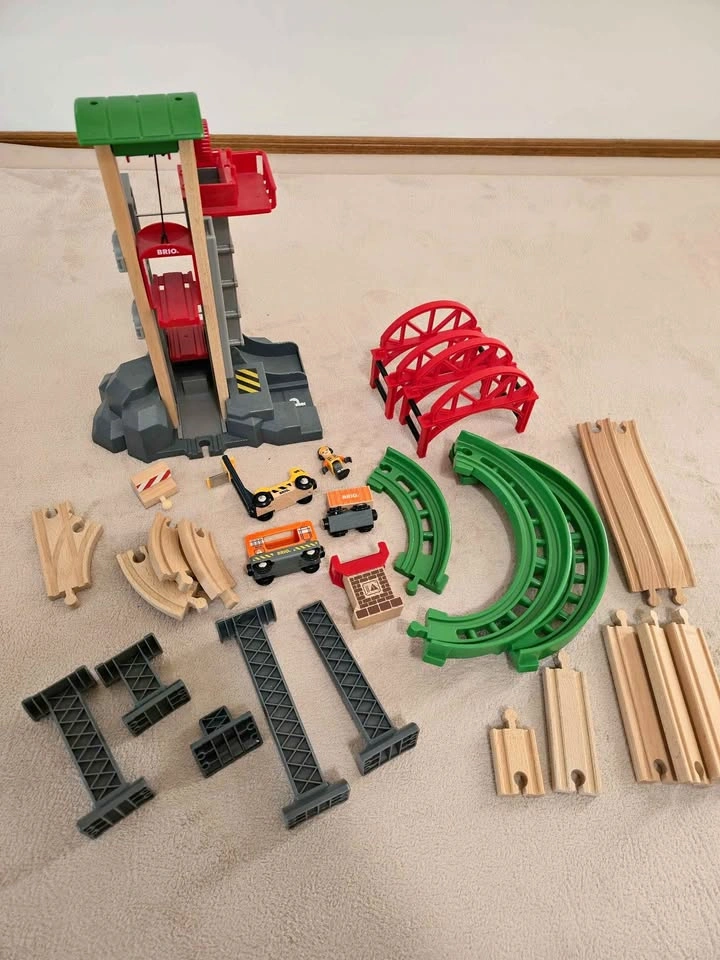 BRIO Lift & Load Warehouse Play Train Set