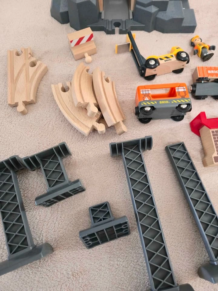 BRIO Lift & Load Warehouse Play Train Set - photo 2