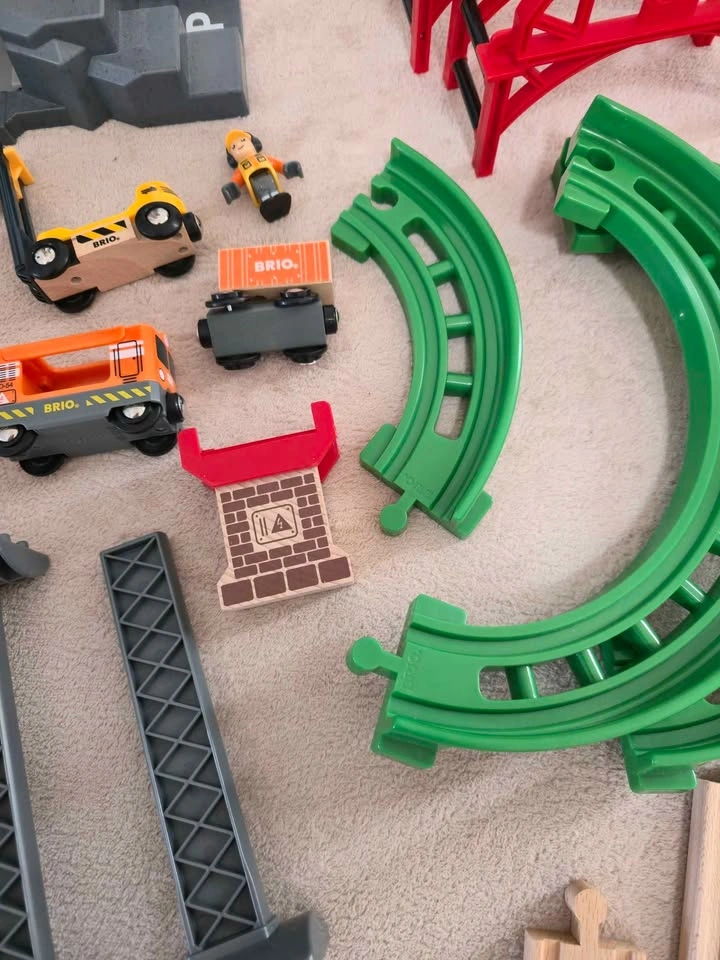 BRIO Lift & Load Warehouse Play Train Set - photo 3