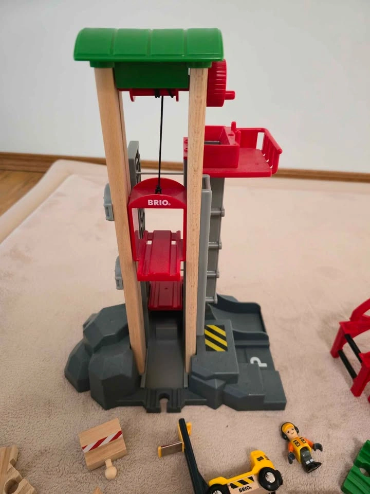 BRIO Lift & Load Warehouse Play Train Set - photo 5