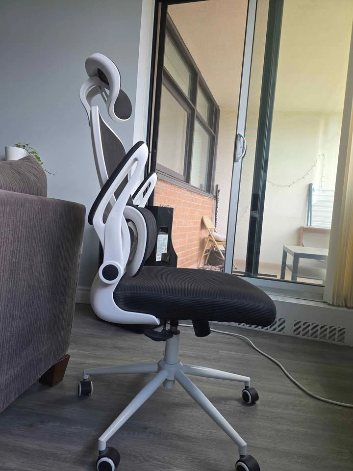 Ergonomic Office Chair - Like New - photo 3