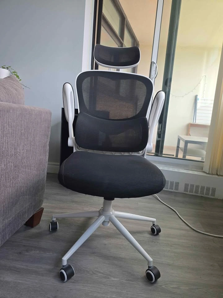Ergonomic Office Chair - Like New - photo 4