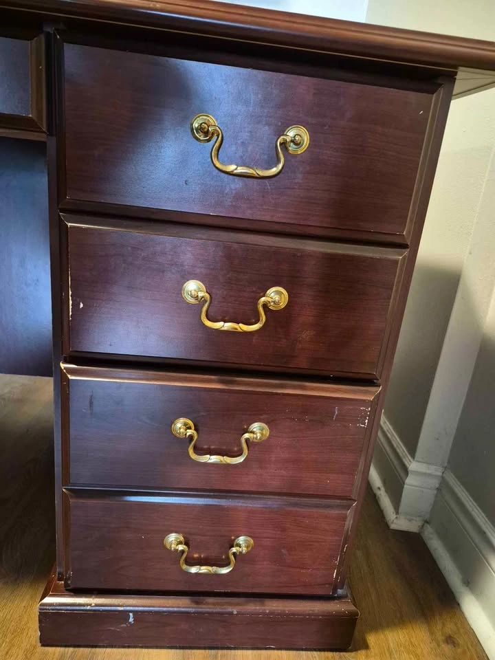 Wooden computer desk with lock drawer - photo 3