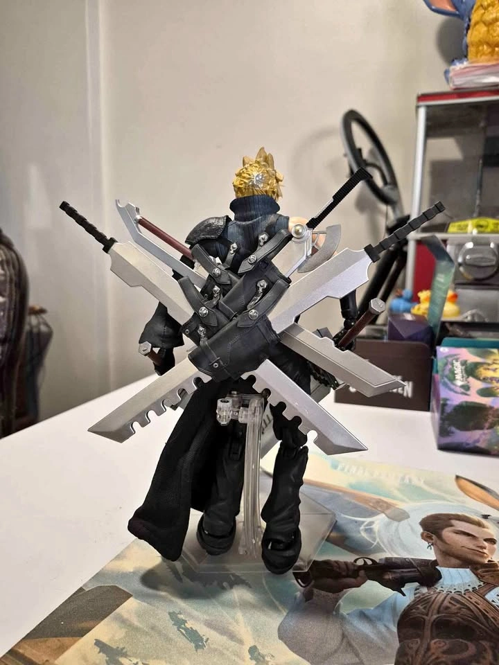 Final Fantasy VII Cloud Strife Advent Children Play Arts Figure